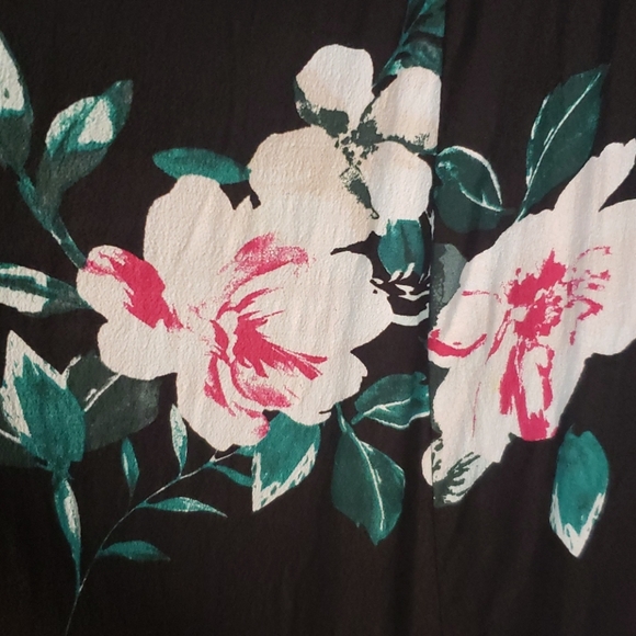 Floral wrap dress with plunging neckline - Picture 4 of 4